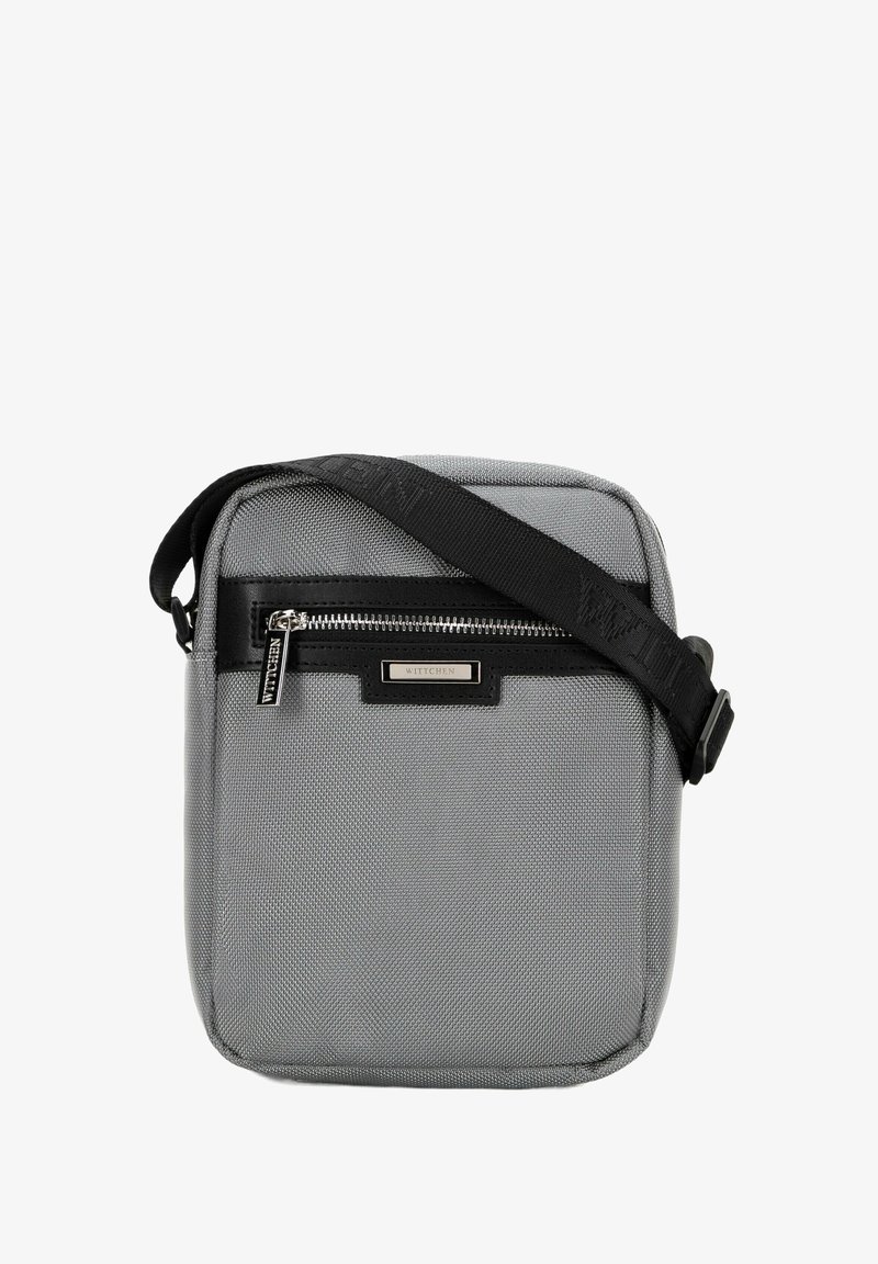 Borsa a tracolla grigia in tessuto con tasca frontale con zip, dettagli in pelle nera, tracolla regolabile e forma rettangolare. Modello: WITTCHEN.