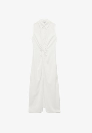 Ärmelloses weißes Kleid mit Kragen, durchgehender Knopfleiste, gerafftem Taillendetail und vorderem Schlitz, präsentiert auf einem weißen Hintergrund.