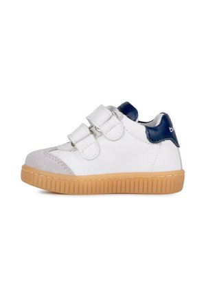 Scarpa bianca per bambino piccolo con due cinturini in velcro, puntale grigio, toppa sul tallone blu navy e suola in gomma marrone chiaro.