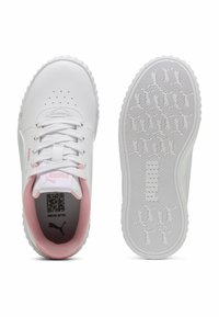 Vita atletiska skor med rosa accenter, tillverkade av syntetiskt läder. Har en texturerad sula, snörning och perforerad tå för andningsförmåga.