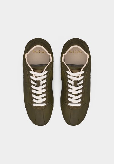 Ζευγάρι δερμάτινα αθλητικά παπούτσια σε ελαιί πράσινο με κορδόνια λευκού χρώματος, εσωτερική επένδυση σε μπεζ απόχρωση και την υπογραφή "Paul Smith" στο εσωτερικό.