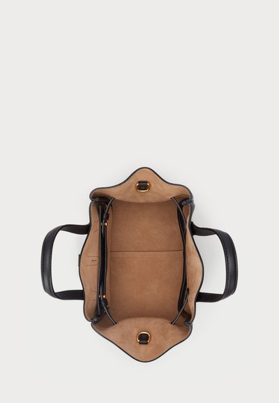 Borsa a mano in pelle nera con un morbido interno in suede, dotata di bordi superiori arrotondati, manici doppi e dettagli in metallo dorato.