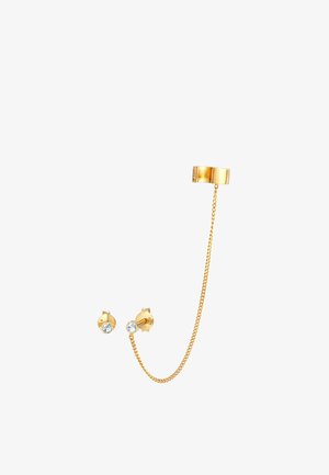 Goldene Ohrringe mit einem kleinen Stecker, der einen klaren Edelstein zeigt, verbunden durch eine zarte Kette zu einem größeren Hängeohrring.