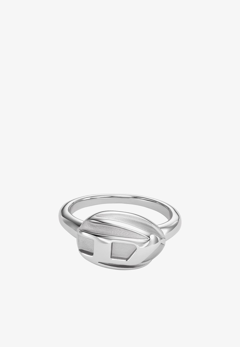 Silberner Ring mit glatter ovaler Oberseite mit erhabenen, abstrakten geometrischen Mustern.