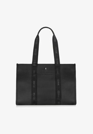 Czarna skórzana torba podróżna z podwójnymi tkaninowymi uchwytami z logo. Ma usztywniony kształt, zewnętrzną kieszeń i teksturowaną powierzchnię.