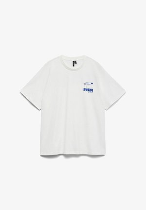 Biały bawełniany t-shirt z krótkim rękawem, z niebieskim nadrukiem "SUSHI Club" na lewej piersi, o luźnym kroju.