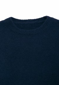 Ciemnogranatowy sweter dzianinowy z klasycznym okrągłym dekoltem, charakteryzujący się miękką, teksturowaną powierzchnią i prążkowanym wykończeniem przy kołnierzu.