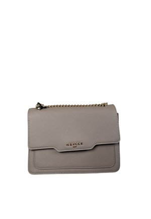 Bolso bandolera pequeño beige con cierre de solapa y correa de cadena dorada, con el logo "GAELLE" en letras doradas en la parte delantera.