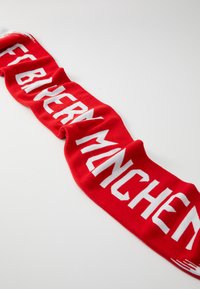 Crvena marama s natpisom "FC Bayern München" u bijeloj boji, s mekanom pletivnom teksturom i neprekidnim pravokutnim oblikom.