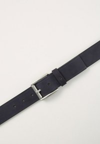Donker marineblauwe leren riem met een gladde textuur, zilveren metalen gesp en meerdere gaatjes voor verstelling. Voorzien van een lus om het uiteinde van de riem te bevestigen.