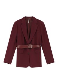 Blazer borgogna su misura con rever a punta, due tasche frontali, chiusura a bottoni singolo e una cintura in pelle marrone attorno alla vita.