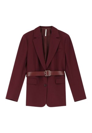 Blazer borgogna su misura con rever a punta, due tasche frontali, chiusura a bottoni singolo e una cintura in pelle marrone attorno alla vita.