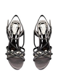 Zwarte sandalen met hoge hakken, voorzien van gekruiste banden, een metallic glans en een matte suède afwerking. Open teen ontwerp met verstelbare enkelbandjes.