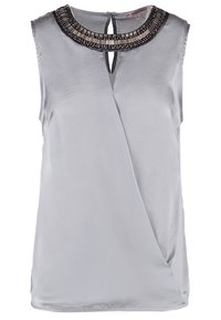 Haut gris sans manches avec un léger éclat, présentant un col décoratif orné de perles noires et un détail en goutte d'eau à l'avant. Tissu lisse et fluide.