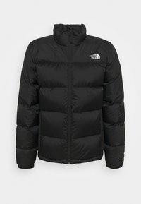 Zwarte gewatteerde winterjas met volledige ritssluiting aan de voorkant en hoge kraag, met het The North Face-logo op de bovenste linkerborst.