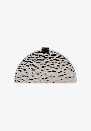 Metallisk sort og sølv halvmåne clutch med tekstureret overflade, med en glat lås og subtil hamret finish.