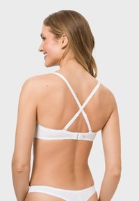 Weißer Bügel-BH mit verstellbaren Trägern, X-Back-Design und Hakenverschluss. Glattes Material, minimalistischer Stil ohne Muster.