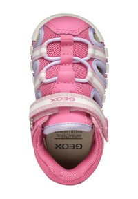 Sandali rosa con tomaia in rete, fascia in velcro e suola in gomma. Presentano dettagli di un viola chiaro e un motivo testurizzato sulla tomaia.