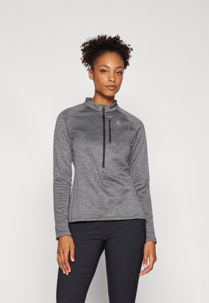 Grauer Pullover mit langen Ärmeln, hohem Kragen und Viertelreißverschluss, aus strukturiertem Stoff und mit kleinem Logo auf der Brust.