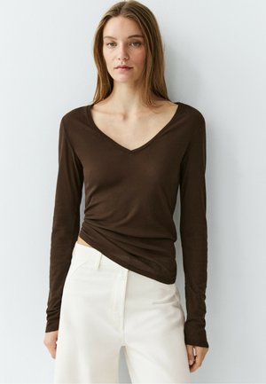 Massimo Dutti, SLIM FIT LONG SLEEVE V-NECK T-SHIRT - Long sleeved top - brown