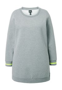 Sudadera gris hecha de tejido suave, con mangas largas, escote redondo y acentos en verde neón en las mangas. Diseño simple, ajuste relajado.