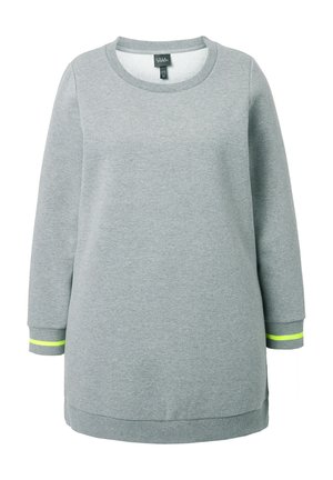 Sudadera gris hecha de tejido suave, con mangas largas, escote redondo y acentos en verde neón en las mangas. Diseño simple, ajuste relajado.