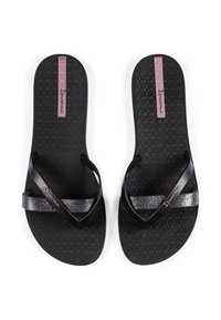 Schwarze Flip-Flops mit einer strukturierten Innensohle. Die Riemen sind schwarz mit einem glitzernden silbernen Akzent und einem pinken Logo-Detail auf der Innensohle.