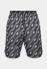 Sorte shorts med et geometrisk gråt mønster, elastisk talje med snor og synlige sidelommer. Lavet af letvægtsstof.
