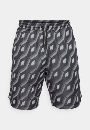 Černé šortky s geometrickým šedým vzorem, elastický pas se stahovací šňůrkou a viditelné boční kapsy. Vyrobeno z lehkého materiálu.