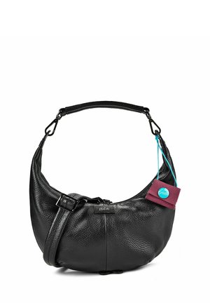 Bolso de hombro negro de cuero con forma de media luna, con correa ajustable y una pequeña etiqueta de tela morada unida con una cuerda azul.