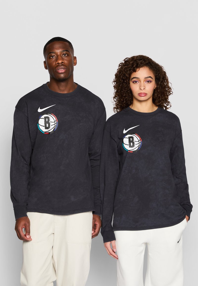 Nike dlhé rukávy v tmavošedej farbe s okrúhlym logom Brooklyn, s klasickým strihom, okrúhlym výstrihom a mäkkou bavlnenou textúrou.
