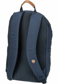 Sac à dos bleu marine avec des bretelles en mesh, une poignée en cuir sur le dessus et un petit logo en accent. Tissu texturé et fermetures éclair robustes.