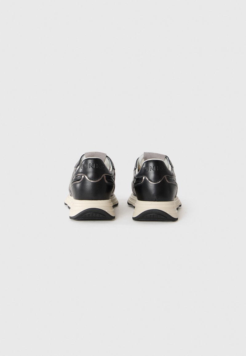Ein Paar schwarz-weiße Sneaker mit dicken Sohlen, grauen Fersenlaschen und dem eingravierten Markennamen "PINKO" auf der Rückseite.