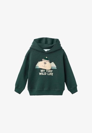 Grön hoodie med en björnmotiv och texten "MITT LILLA VILDA LIV." Mjuk textur, framfickor i kängurustil och en bred huva.