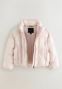 Lichtroze pufferjack met een rits aan de voorkant, hoge kraag en zijzakken. Heeft een geborduurde textuur en een gladde, glanzende afwerking.