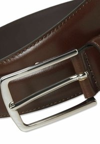 Bruine leren riem met een brede, gladde textuur en een zilveren, rechthoekige gesp. Heeft stiksels langs de randen voor duurzaamheid.