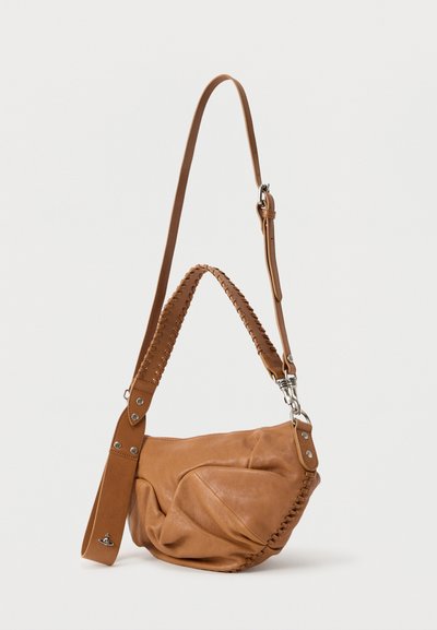 Καφέ δερμάτινη τσάντα ώμου με διακοσμητική ραφή, ρυθμιζόμενο λουρί και μεταλλικό κούμπωμα, εμφανιζόμενη σε λευκό φόντο.