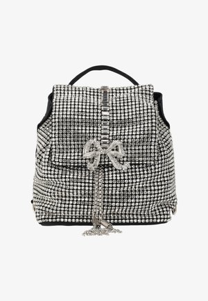 Kleine zwarte rugzak bedekt met zilveren strass-steentjes, met een strass-strik en kwastdetail op de voorflap sluiting.