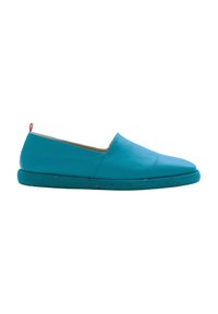Scarpe slip-on turchesi in pelle con una texture liscia. Presentano una punta arrotondata e una suola spessa e testurizzata con un'etichetta rossa sul tallone.