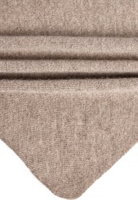 Tejido de punto beige con una textura suave, que presenta sutiles ondulaciones diagonales y una esquina redondeada en el borde.