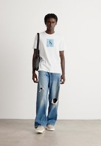 Calvin Klein BOX GRAPHIC TEE - Marškinėliai su spaudiniu - brilliant white