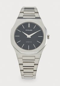 Montre en acier inoxydable argenté avec un boîtier octagonal, un cadran noir, des aiguilles argentées et des index. Équipée d'un bracelet en mailles métalliques assorti.