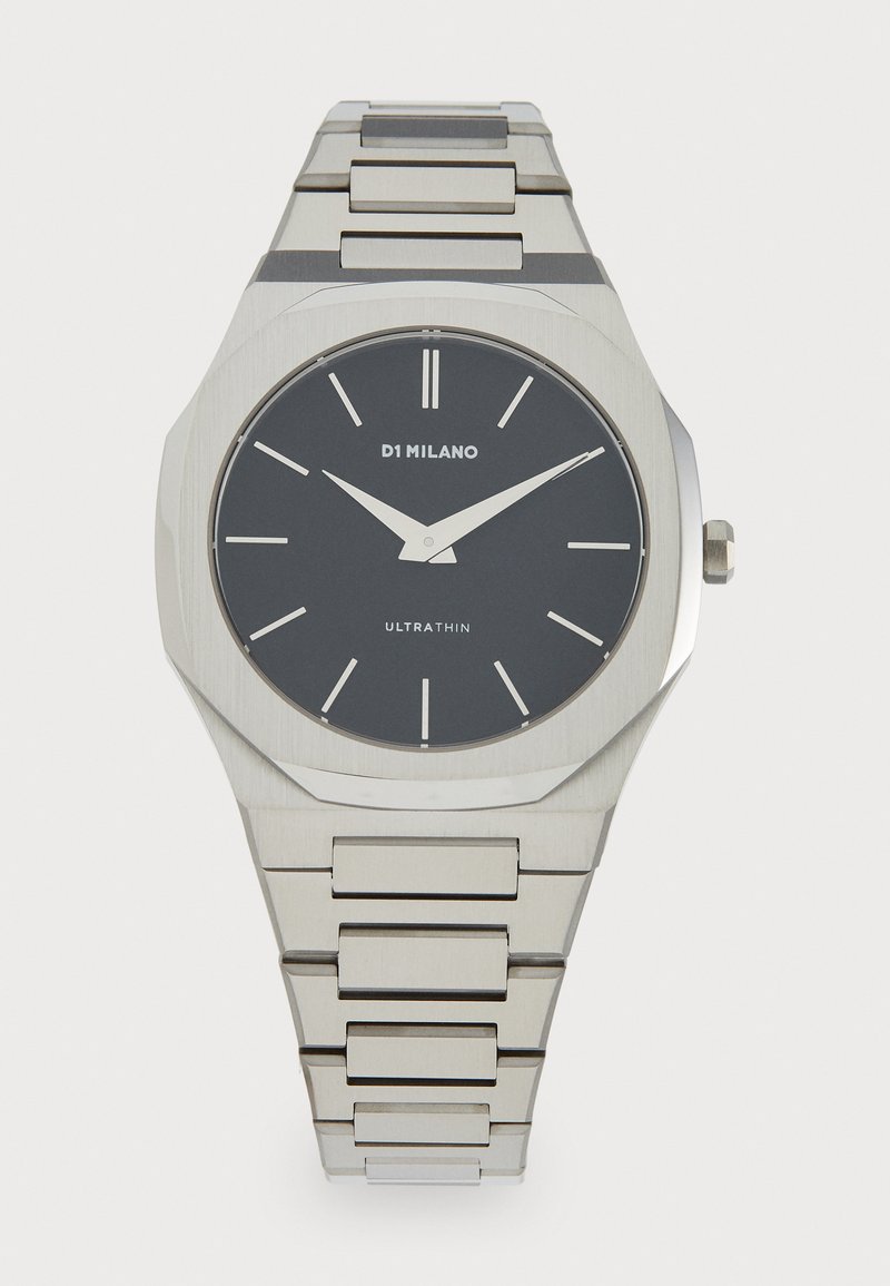 Silberner Edelstahl-Uhr mit einem achteckigen Gehäuse, schwarzem Zifferblatt, silbernen Zeigern und Indexmarkierungen. Verfügt über ein passendes Metallgliederarmband.