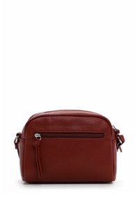 Červená kožená crossbody taška s texturovaným povrchem, zipovým uzávěrem a přední kapsou. Obsahuje odnímatelný popruh a stříbrné kovové detaily.