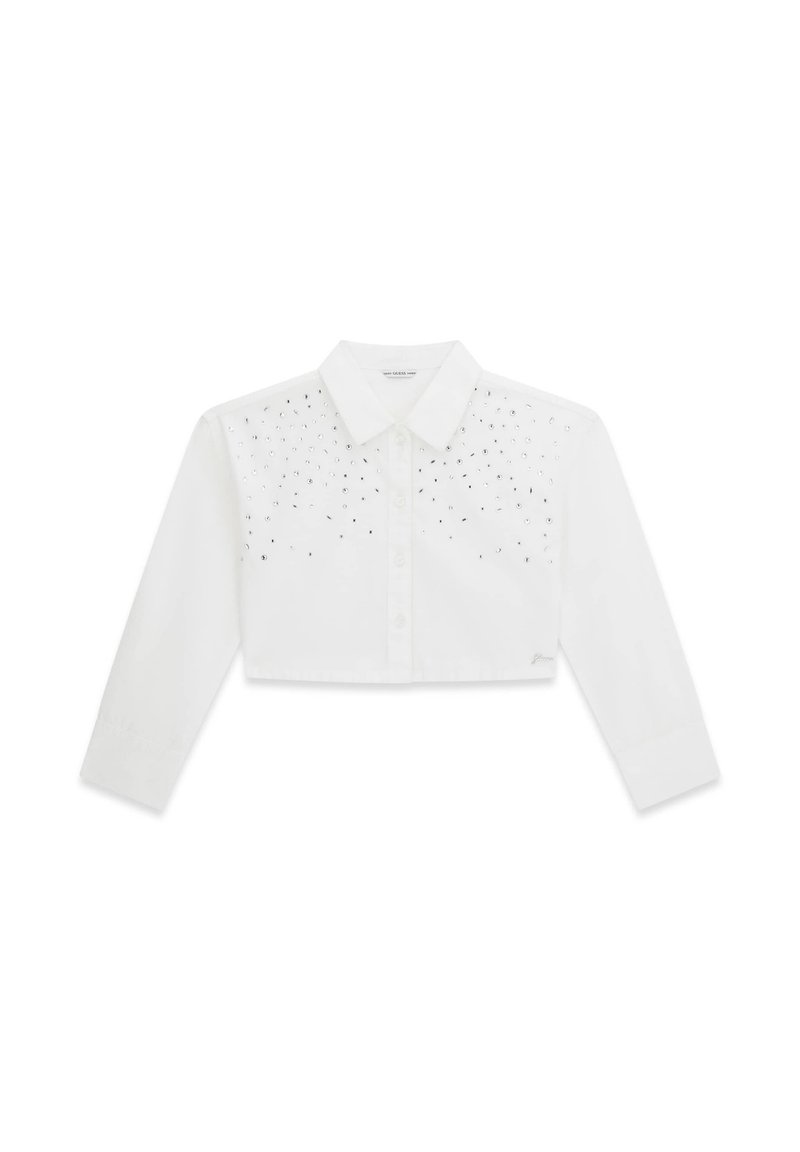 Weißes, kurzes Langarmhemd mit Kragen, Knopfverschluss und verstreuten kleinen silbernen Nieten im oberen Vorderbereich.