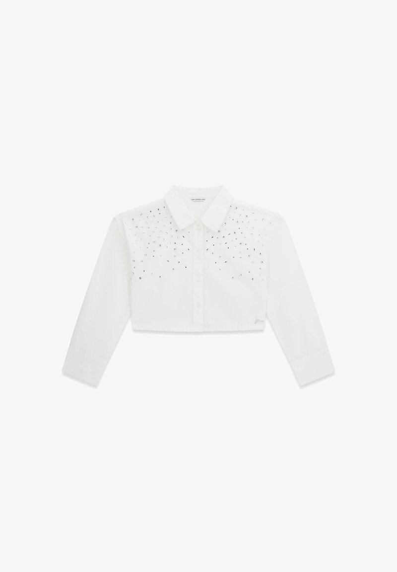 Weißes, kurzes Langarmhemd mit Kragen, Knopfverschluss und verstreuten kleinen silbernen Nieten im oberen Vorderbereich.