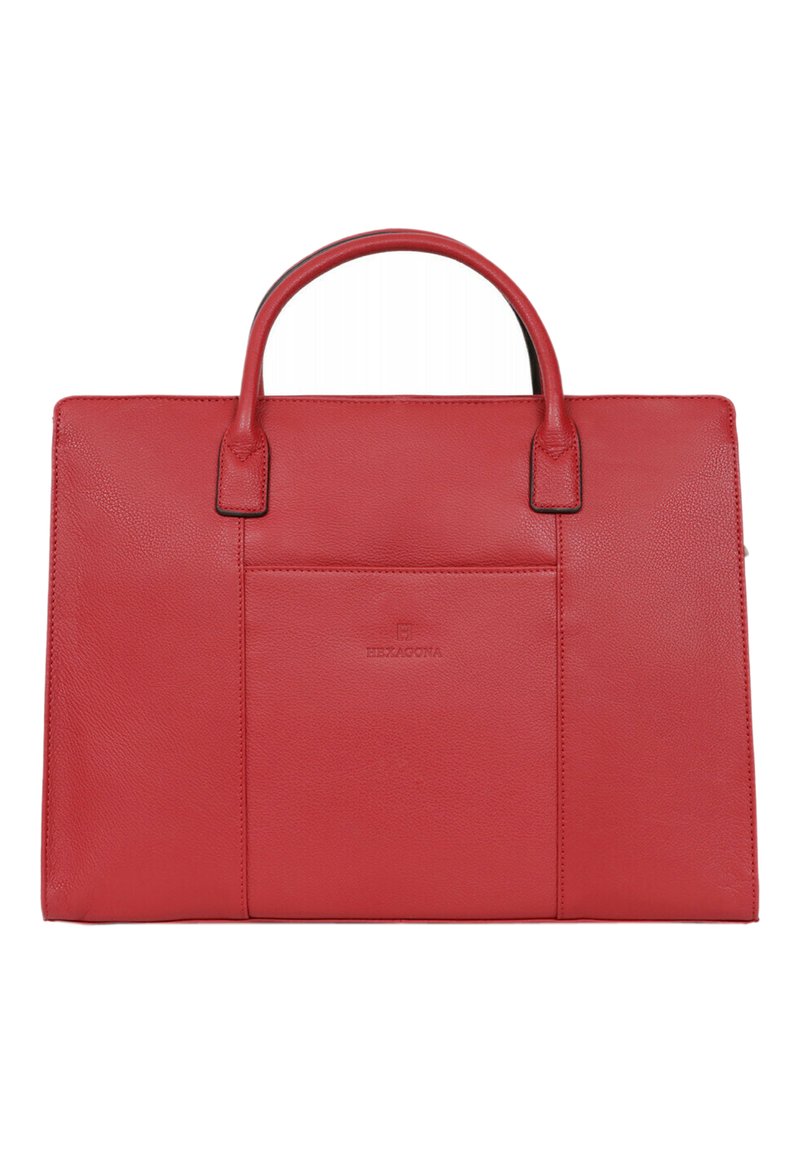 Rode leren handtas met een gladde textuur, rechthoekige vorm, dubbele handgrepen en een voorvak met een subtiele logo.