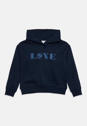 Sweat à capuche bleu marine avec une broderie frontale épelant "LOVE," avec le logo crocodile Lacoste à l’intérieur de la lettre O, poignets et ourlet côtelés.