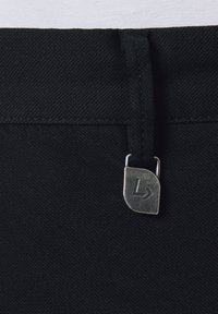 Czarna tkaninowa taśma w pasie o teksturowanej powierzchni. Posiada metalowy akcent z detalem logo. Widoczne szwy.