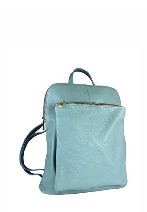 Helles blaues strukturiertes Leder-Rucksack mit vorderer Reißverschlusstasche, goldenem Reißverschluss, Schultergurten und einem oberen Griff auf weißem Hintergrund.